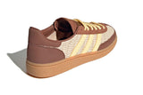 Vista superior do Adidas Adidas Handball Spezial Preloved Brown Orange Tint Gum mostrando abertura, lingueta e cadarços