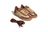 Vista frontal do Adidas Adidas Handball Spezial Preloved Brown Orange Tint Gum mostrando biqueira e costuras