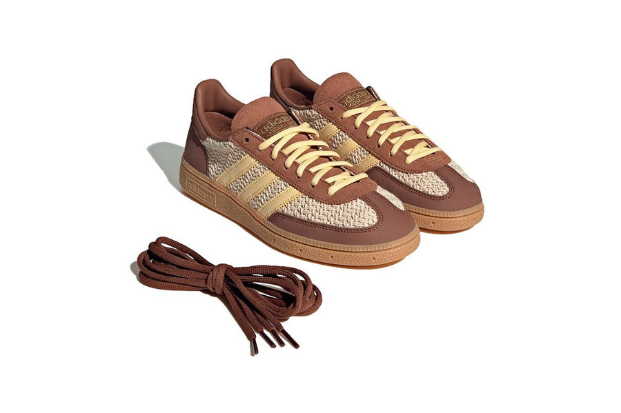 Vista frontal do Adidas Adidas Handball Spezial Preloved Brown Orange Tint Gum mostrando biqueira e costuras