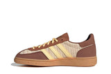 Vista lateral do Adidas Adidas Handball Spezial Preloved Brown Orange Tint Gum mostrando design do cabedal e logo da marca