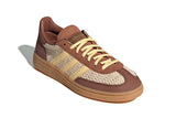 Vista traseira do Adidas Adidas Handball Spezial Preloved Brown Orange Tint Gum mostrando calcanheira e detalhes do solado