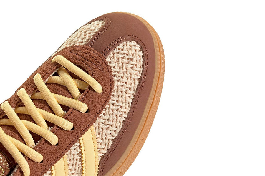 Vista em detalhe do Adidas Adidas Handball Spezial Preloved Brown Orange Tint Gum mostrando textura do material e acabamento