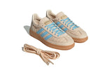 Vista frontal do Adidas Adidas Handball Spezial Sand Strata Clear Sky mostrando biqueira e costuras
