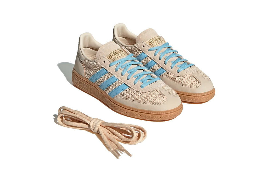 Vista frontal do Adidas Adidas Handball Spezial Sand Strata Clear Sky mostrando biqueira e costuras