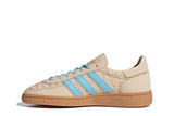 Vista lateral do Adidas Adidas Handball Spezial Sand Strata Clear Sky mostrando design do cabedal e logo da marca