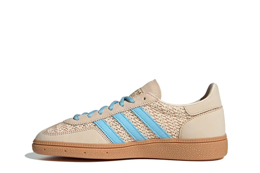 Vista lateral do Adidas Adidas Handball Spezial Sand Strata Clear Sky mostrando design do cabedal e logo da marca