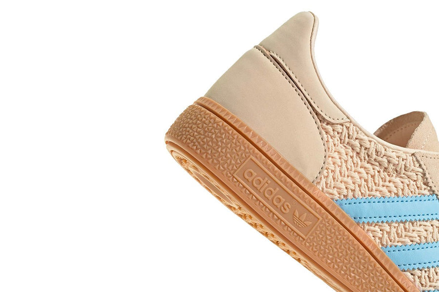 Vista em detalhe do Adidas Adidas Handball Spezial Sand Strata Clear Sky mostrando textura do material e acabamento
