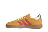 Vista lateral do Adidas adidas Handball Spezial Spark Lucid Pink mostrando design do cabedal e logo da marca