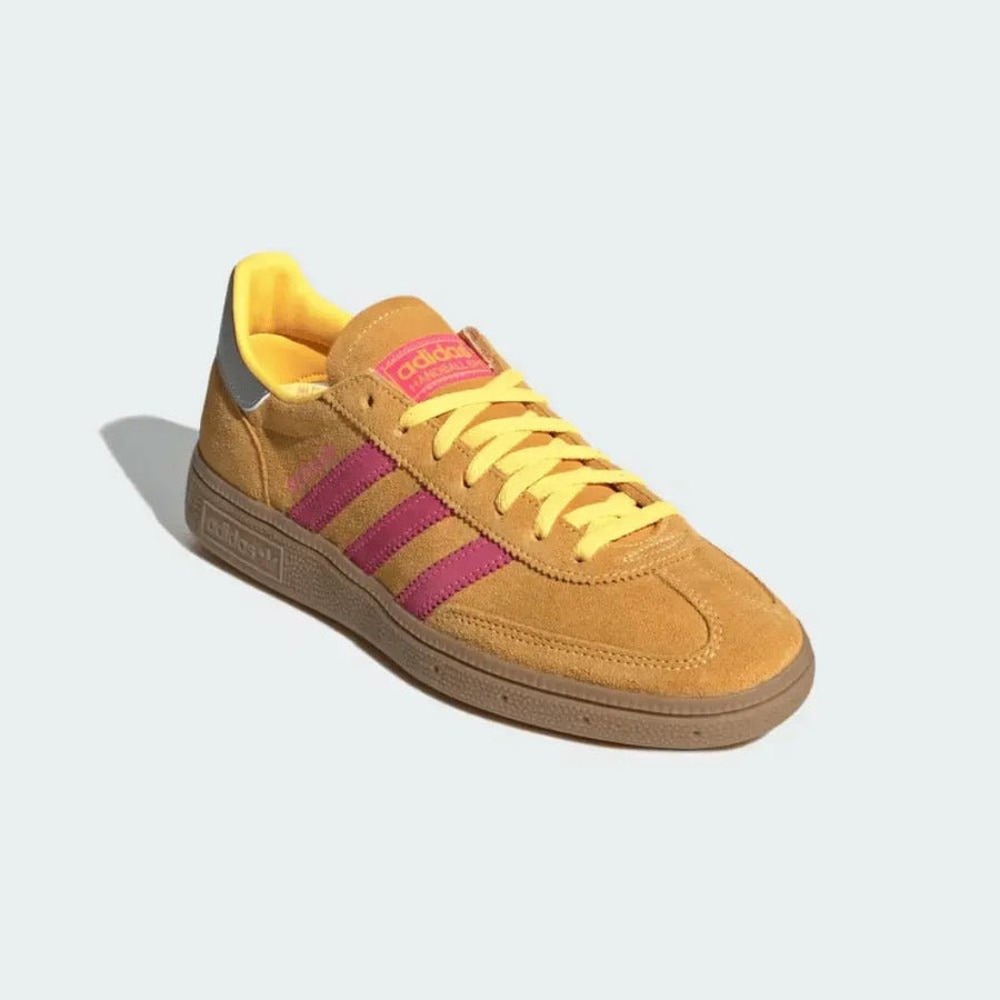 Vista traseira do Adidas adidas Handball Spezial Spark Lucid Pink mostrando calcanheira e detalhes do solado