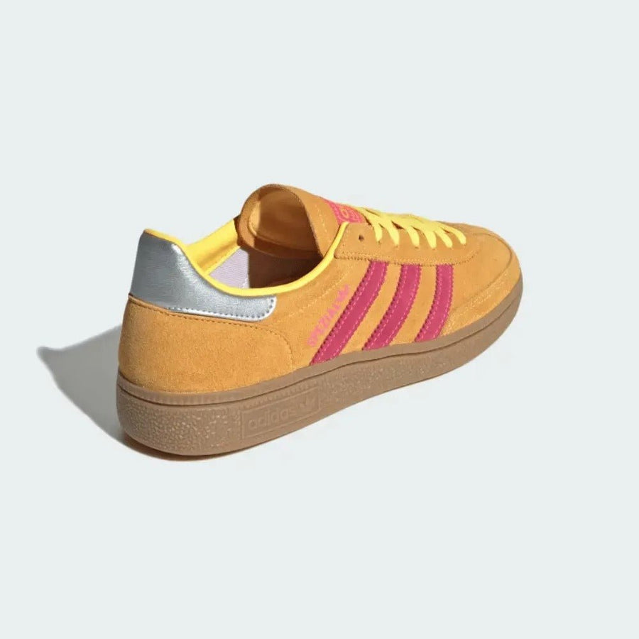 Vista superior do Adidas adidas Handball Spezial Spark Lucid Pink mostrando abertura, lingueta e cadarços