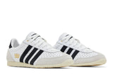 Vista frontal do Adidas adidas Japan White Black mostrando biqueira e costuras