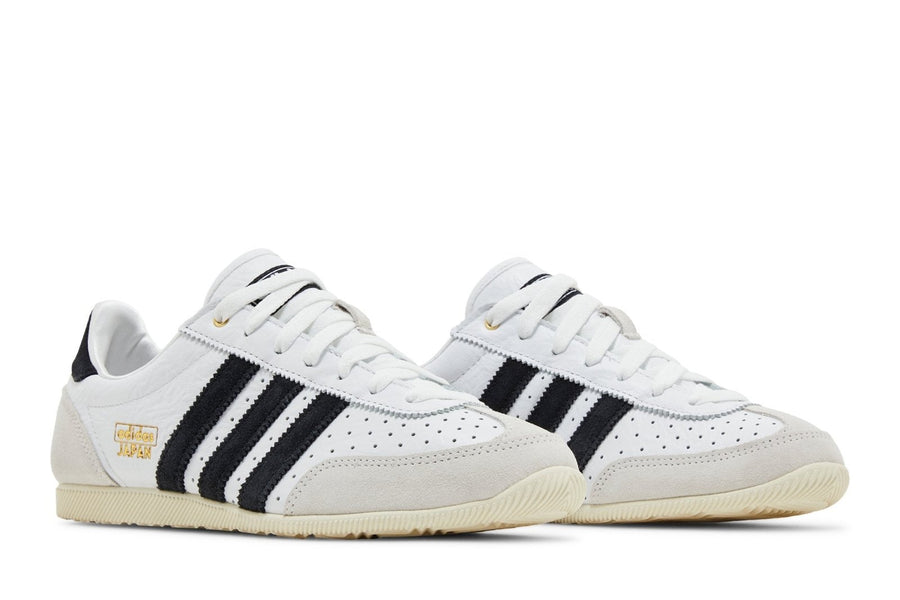 Vista frontal do Adidas adidas Japan White Black mostrando biqueira e costuras