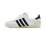 Vista lateral do Adidas adidas Japan White Black mostrando design do cabedal e logo da marca