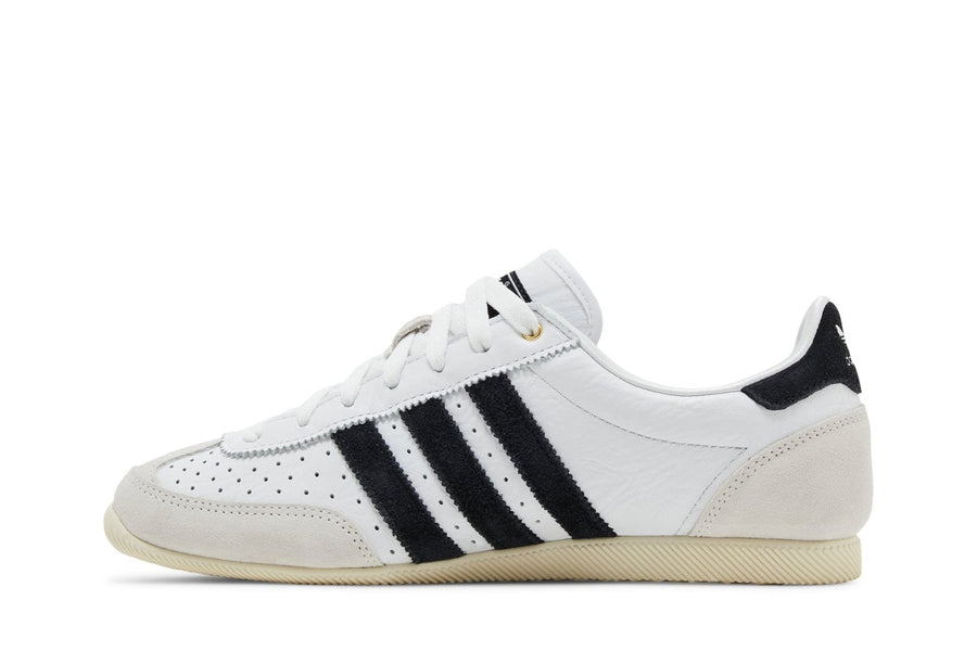 Vista lateral do Adidas adidas Japan White Black mostrando design do cabedal e logo da marca