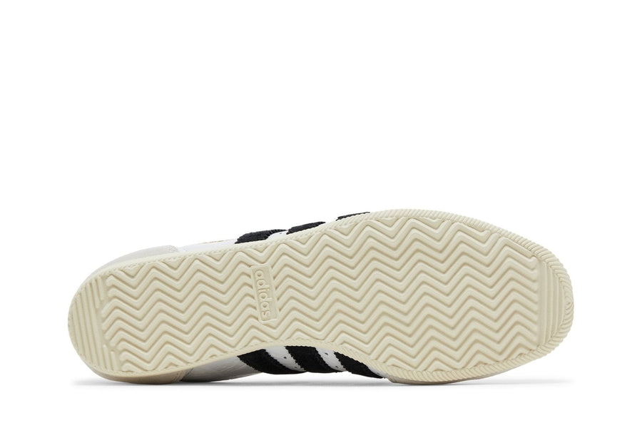 Vista traseira do Adidas adidas Japan White Black mostrando calcanheira e detalhes do solado