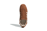 Vista frontal do Adidas Adidas Samba 62 'Wild Brown' mostrando biqueira e costuras