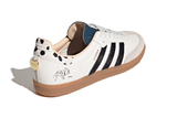 Vista superior do Adidas Adidas Samba Disney 101 Dalmatians Penny mostrando abertura, lingueta e cadarços