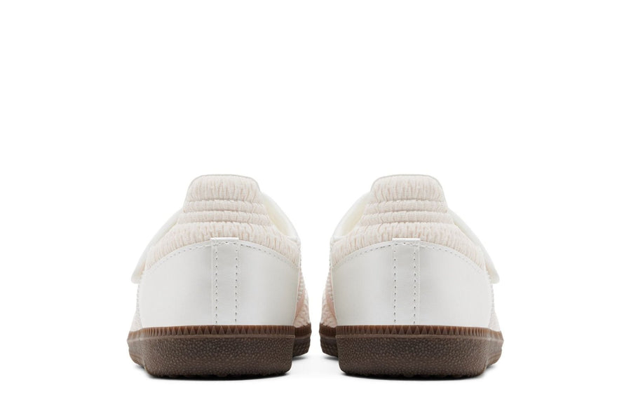 Vista superior do Adidas Adidas Samba Jane Chalk White Wonder Quartz mostrando abertura, lingueta e cadarços