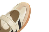 Vista frontal do Adidas Adidas Samba Jane Cream Black Gum mostrando biqueira e costuras