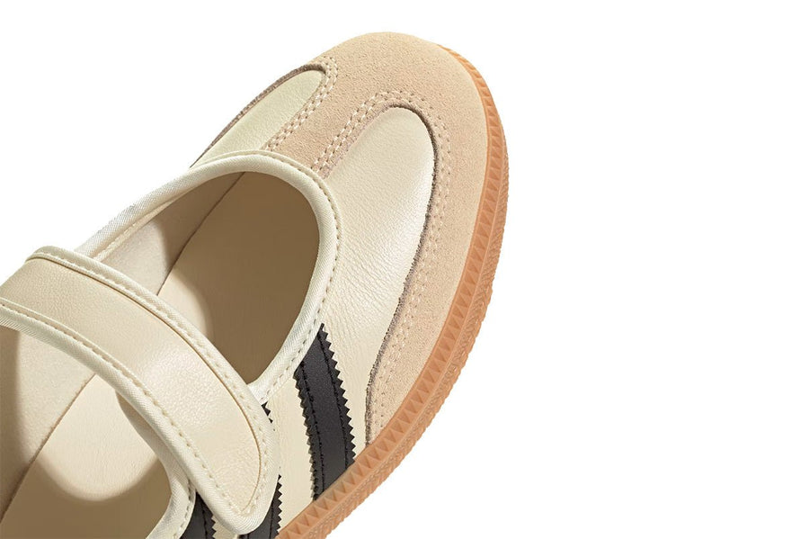 Vista frontal do Adidas Adidas Samba Jane Cream Black Gum mostrando biqueira e costuras