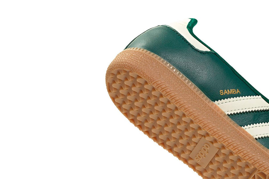Vista em detalhe do Adidas Adidas Samba Jane Green White Gum mostrando textura do material e acabamento