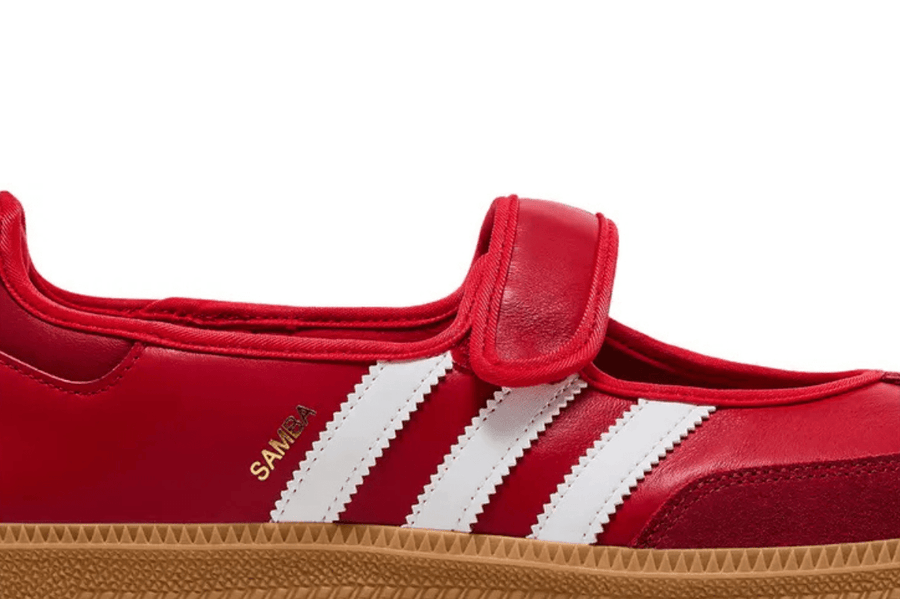 Vista lateral do Adidas Adidas Samba Jane 'Scarlet Gum' mostrando design do cabedal e logo da marca