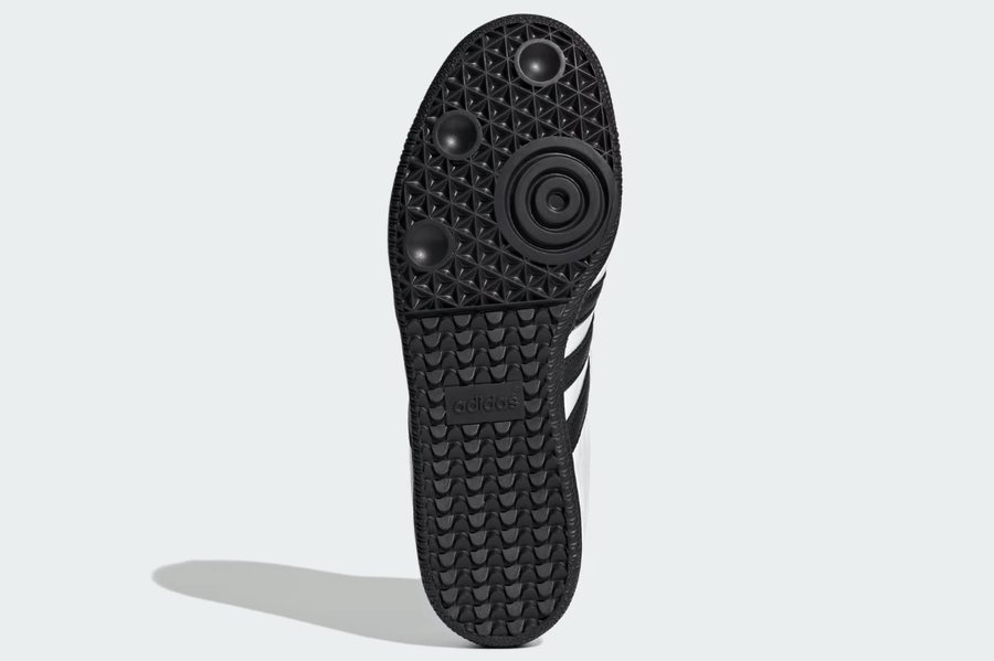 Vista em detalhe do Adidas Adidas Samba LT Cloud White Core Black Black Sole mostrando textura do material e acabamento
