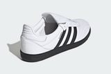 Vista frontal do Adidas Adidas Samba LT Cloud White Core Black Black Sole mostrando biqueira e costuras
