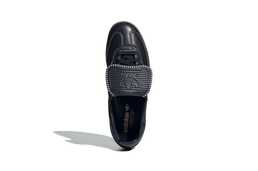 Vista lateral do Adidas Adidas Samba LT Core Black / Off White / Gum mostrando design do cabedal e logo da marca