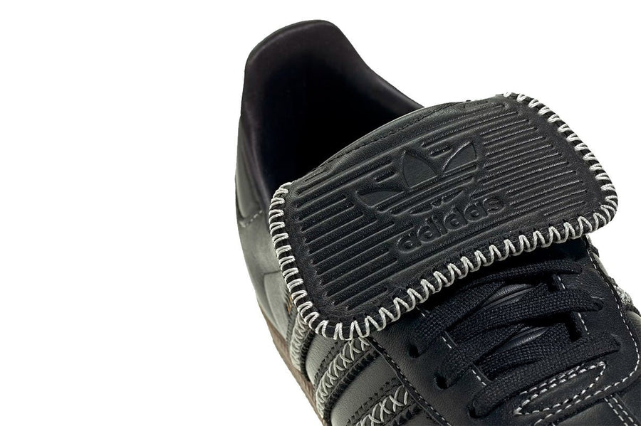 Vista na caixa do Adidas Adidas Samba LT Core Black / Off White / Gum mostrando embalagem original da marca