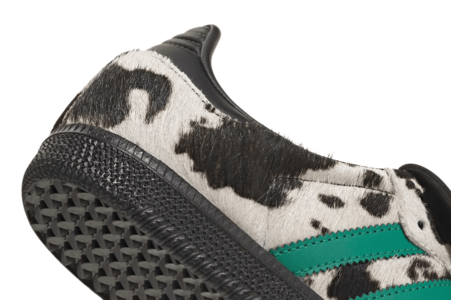 Vista na caixa do Adidas Adidas Samba LT Cow Print Black White mostrando embalagem original da marca