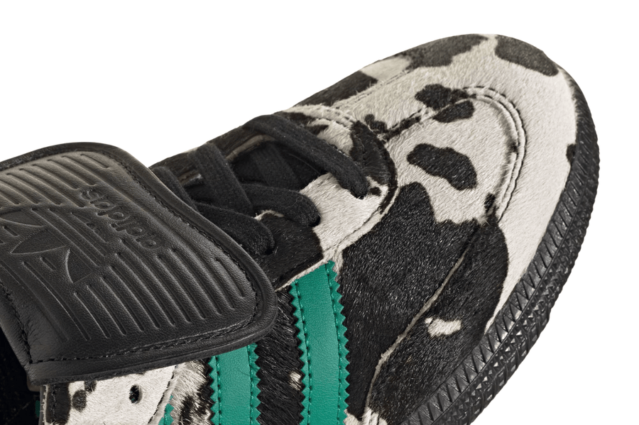 Vista na caixa do Adidas Adidas Samba LT Cow Print Black White mostrando embalagem original da marca