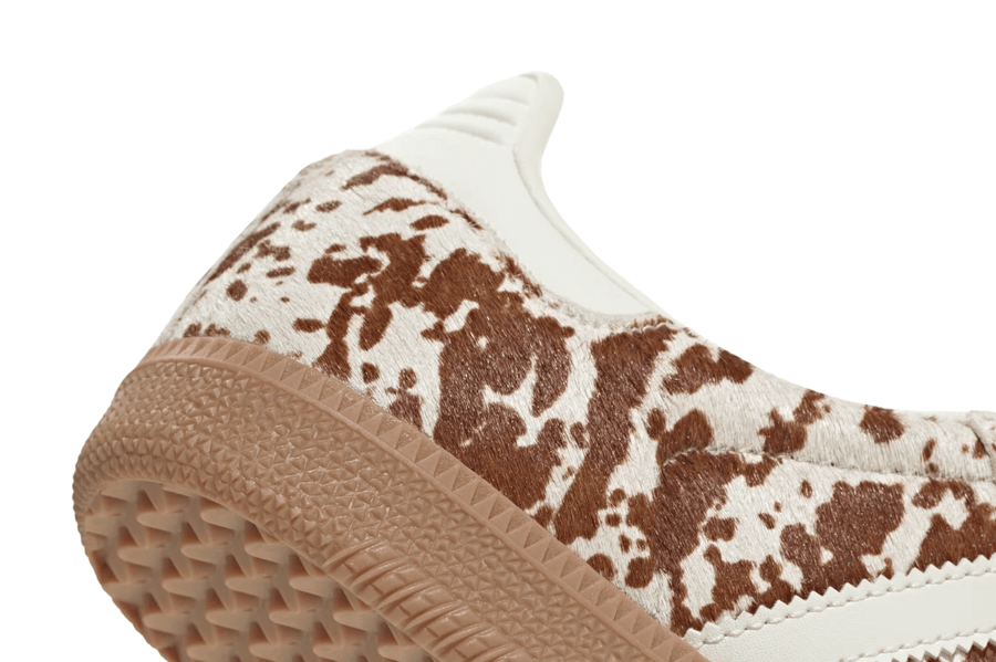 Vista em detalhe do Adidas Adidas Samba LT Cow Print Brown White mostrando textura do material e acabamento