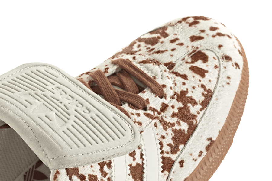Vista na caixa do Adidas Adidas Samba LT Cow Print Brown White mostrando embalagem original da marca