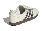 Vista frontal do Adidas Adidas Samba LT Off White/Core Black/Gum mostrando biqueira e costuras