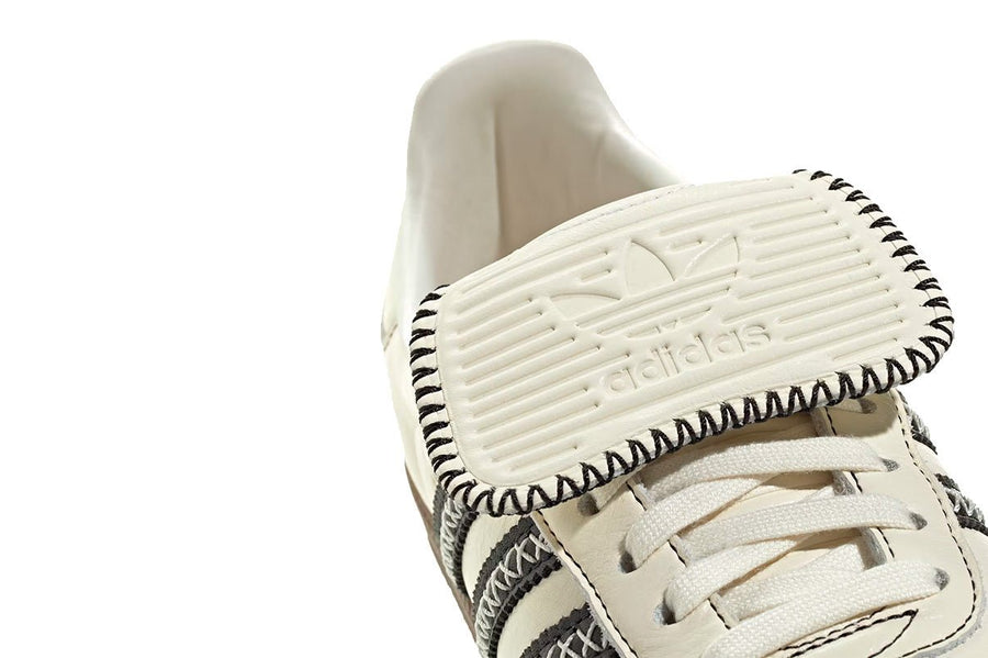 Vista na caixa do Adidas Adidas Samba LT Off White/Core Black/Gum mostrando embalagem original da marca