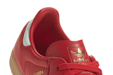 Vista em detalhe do Adidas Adidas Samba OG Better Scarlet White mostrando textura do material e acabamento