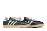 Vista frontal do Adidas adidas Samba OG Black Ribbon Laces mostrando biqueira e costuras