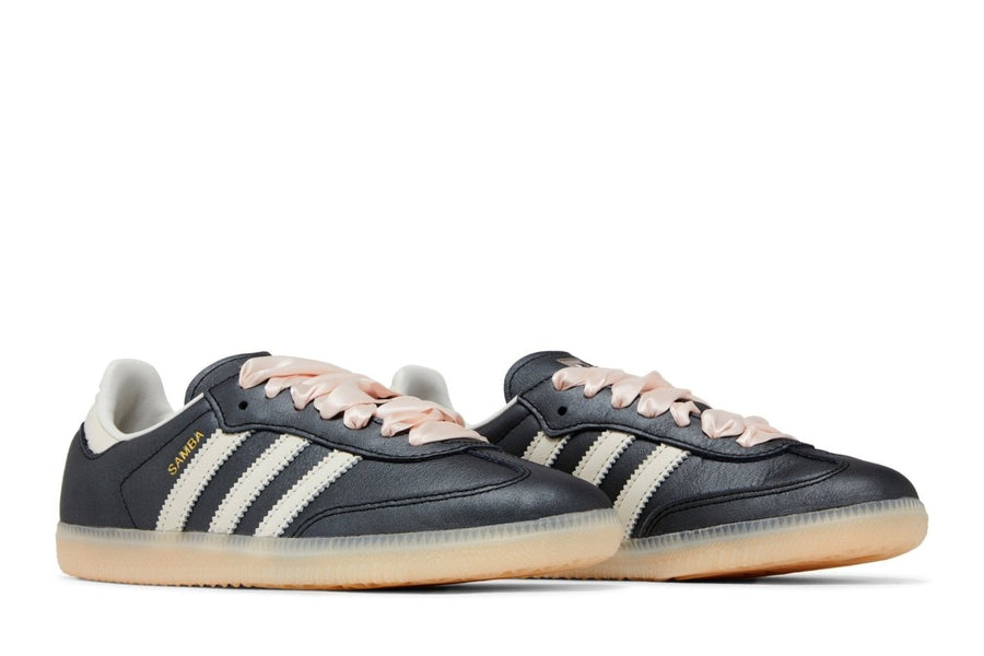 Vista frontal do Adidas adidas Samba OG Black Ribbon Laces mostrando biqueira e costuras