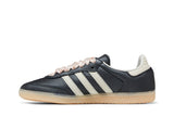 Vista lateral do Adidas adidas Samba OG Black Ribbon Laces mostrando design do cabedal e logo da marca