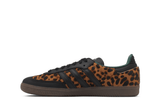 Vista lateral do Adidas adidas Samba Og Collegiate Green Leopard mostrando design do cabedal e logo da marca