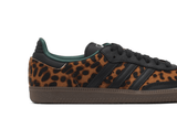 Vista frontal do Adidas adidas Samba Og Collegiate Green Leopard mostrando biqueira e costuras