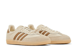 Vista em detalhe do Adidas Adidas Samba OG Cream White Cardboard Creme mostrando textura do material e acabamento