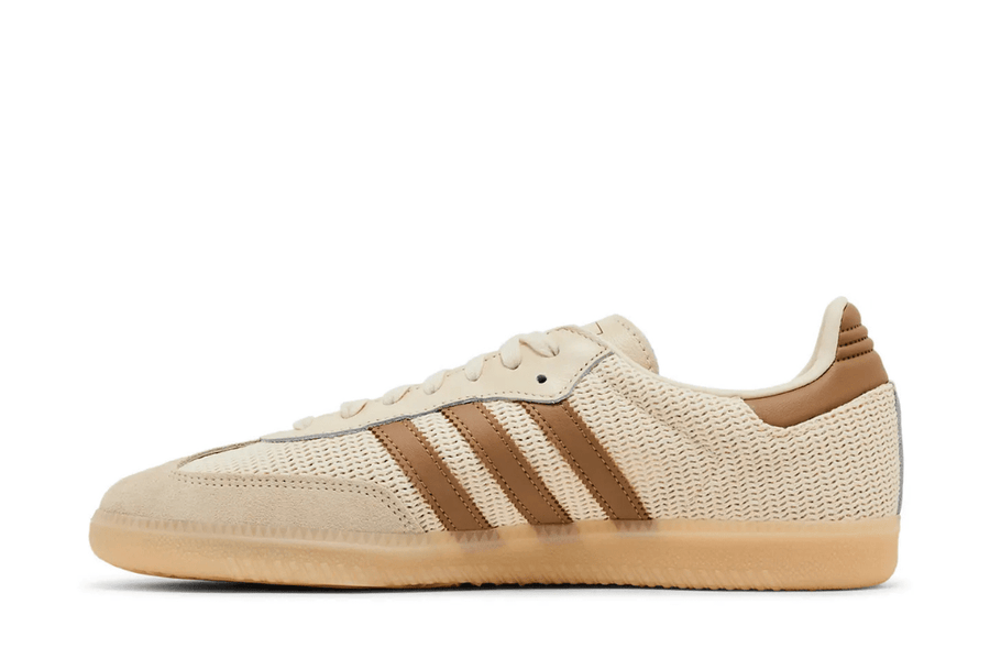 Vista traseira do Adidas Adidas Samba OG Cream White Cardboard Creme mostrando calcanheira e detalhes do solado