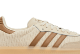 Vista lateral do Adidas Adidas Samba OG Cream White Cardboard Creme mostrando design do cabedal e logo da marca