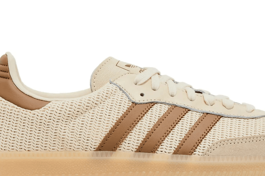 Vista lateral do Adidas Adidas Samba OG Cream White Cardboard Creme mostrando design do cabedal e logo da marca