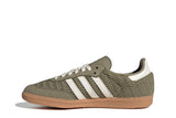 Vista lateral do Adidas Adidas Samba OG Crochet Pack Orbit Green mostrando design do cabedal e logo da marca