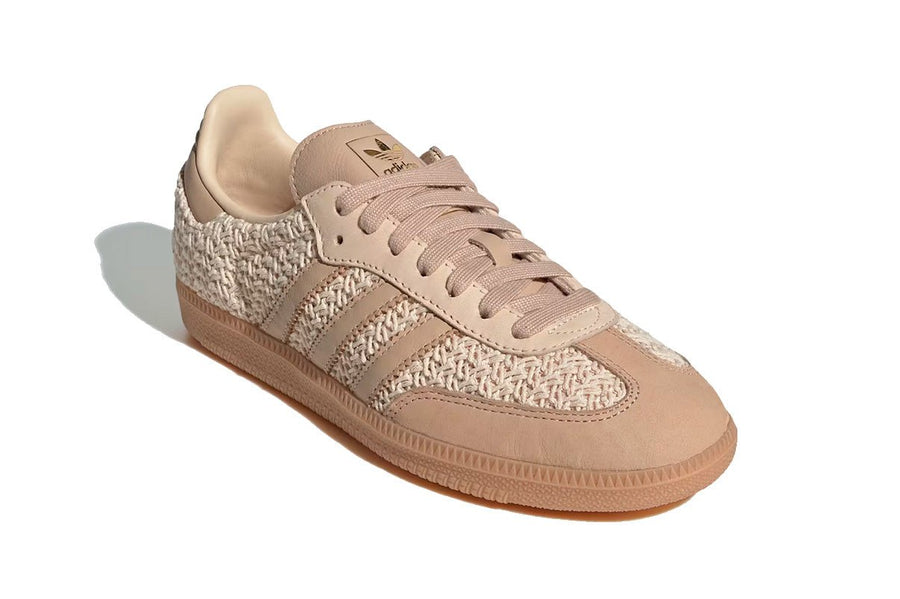 Vista traseira do Adidas Adidas Samba OG Crochet Pack Sand Strata mostrando calcanheira e detalhes do solado