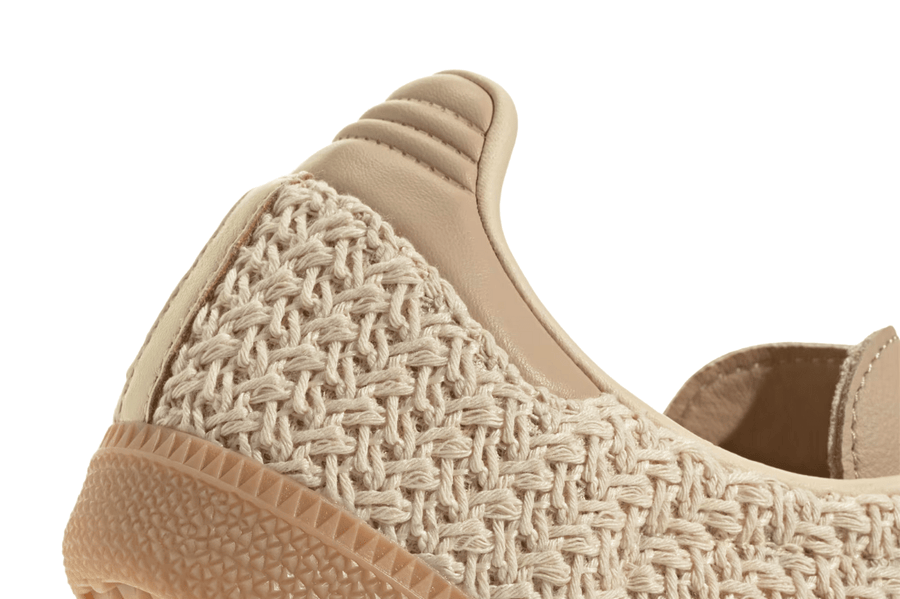 Vista em detalhe do Adidas Adidas Samba OG Crochet Pack Sand Strata mostrando textura do material e acabamento