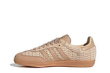 Vista lateral do Adidas Adidas Samba OG Crochet Pack Sand Strata mostrando design do cabedal e logo da marca